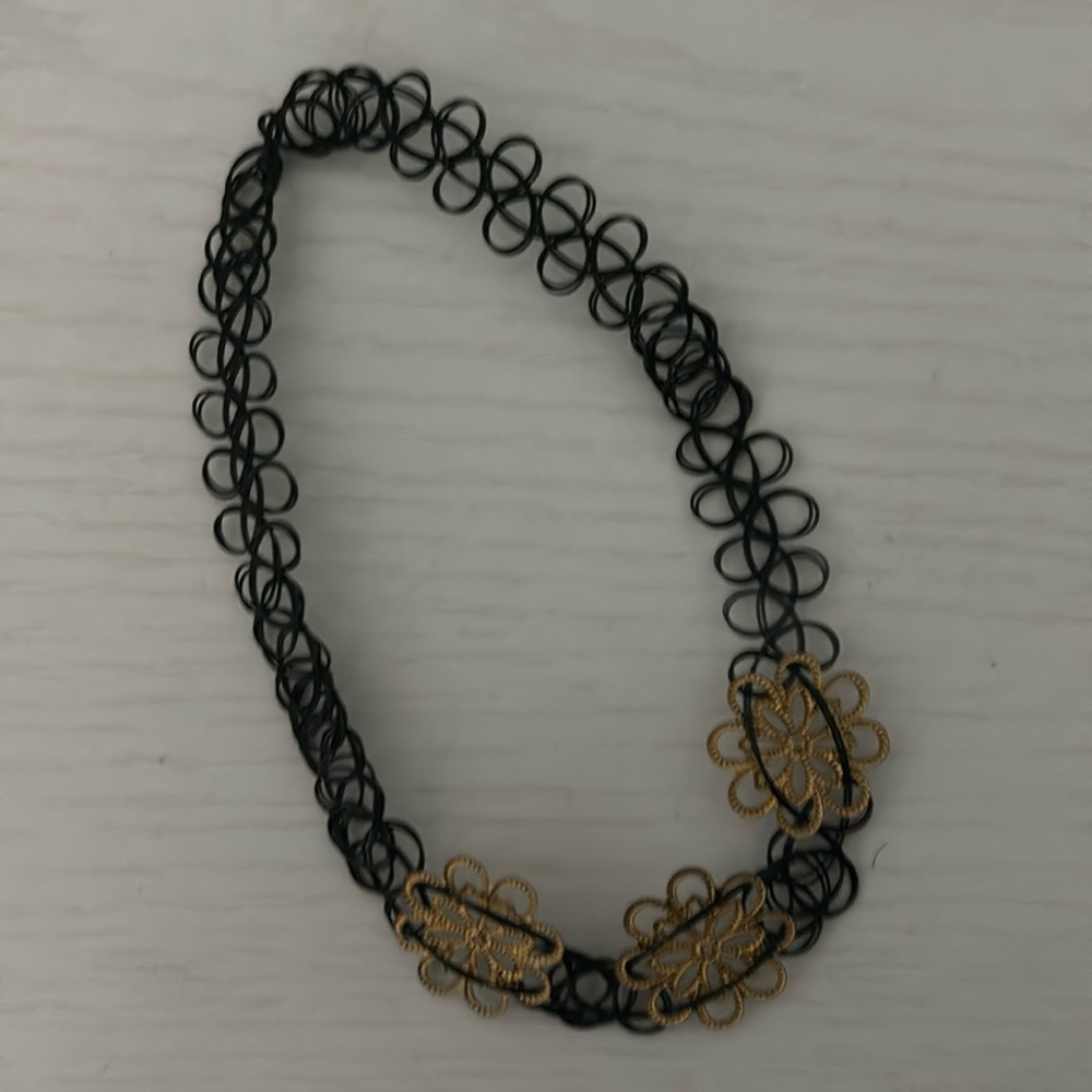 Black Choker with intertwined golden flowers